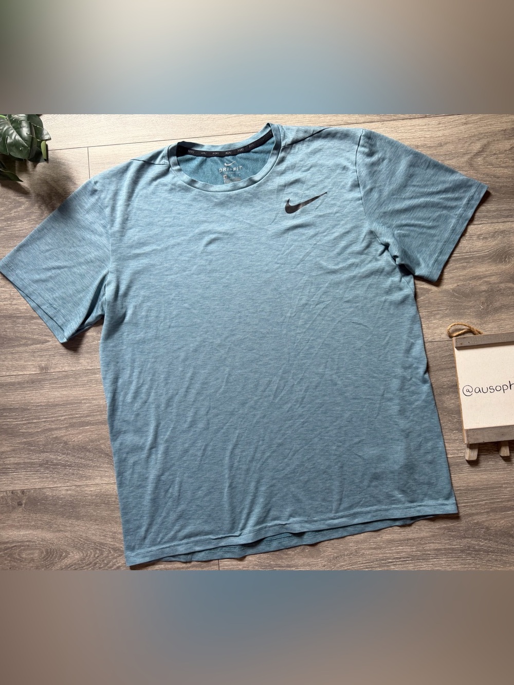 Nike Men’s Muted Heather Blue Dri-FIT Crew Neck Short Sleeve Tee. Size L
